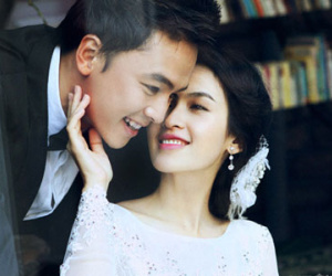 Tú Vi đính hôn với Văn Anh