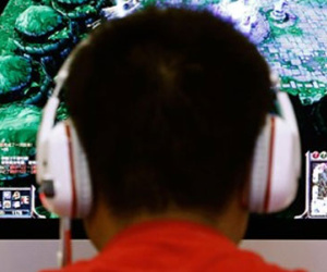Cho bạn gái uống thuốc ngủ để thoải mái chơi điện tử