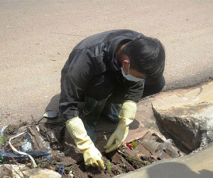 Chùm ảnh: Tỉ mỉ dò tìm vật chứng tại hiện trường vụ thảm sát