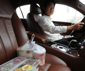 Đại gia 9x Trung Quốc lái Bentley đi... giao cơm hộp