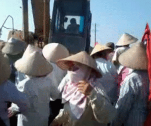 Không có việc máy xúc cán chết người dân biểu tình tại Hải Dương