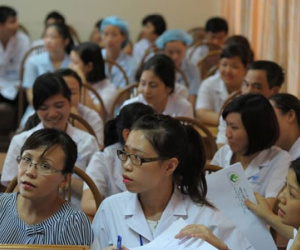 Vì sao y, bác sĩ phơi nhiễm HIV vẫn làm việc bình thường?