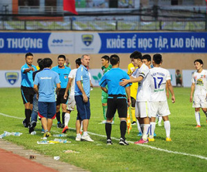 HLV Graechen: "Trọng tài không bằng cầu thủ"