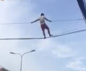 Nam thanh niên đu dây diện ở Sài Gòn khiến dân tình "sững sờ"
