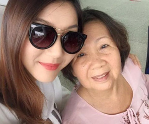 Ngọc Quyên bịn rịn chia tay mẹ để sang Mỹ dưỡng thai