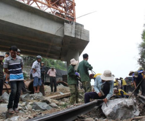 Thi công quốc lộ 1: Nguy hiểm đất đá rơi xuống đường ray