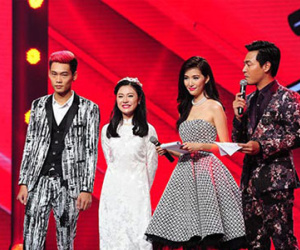 MC gợi cảm bị "ném đá" ngay khi mở màn Giọng hát Việt 2015 là ai?