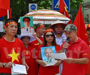 Người Việt tại Đức biểu tình phản đối Trung Quốc xây đảo trái phép