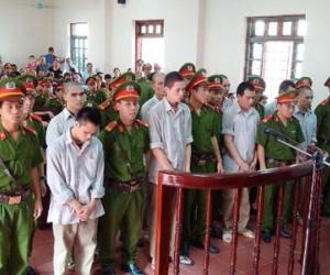 Vụ "quan tài diễu phố": Một bị cáo phản cung tại tòa