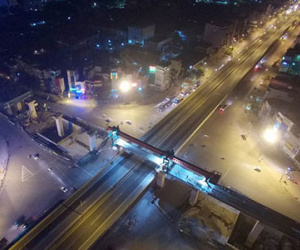 Cảnh thi công hạng mục khó nhất ở đường sắt trên cao