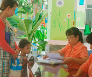 Người Sài Gòn xếp hàng từ 4h xin vào trường mầm non cho con