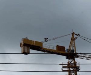 Vẫn chưa giải cứu được nam thanh niên đứng trên cần cẩu