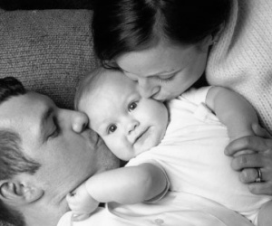 8 hành động ngớ ngẩn bố mẹ làm khi quá yêu con