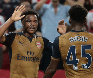 Arsenal thắng đậm Các Ngôi sao Singapore