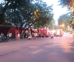 Cháy nhà trên phố Hàng Bài, khói bốc nghi ngút