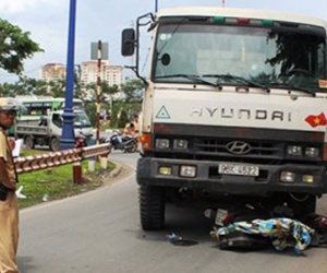 Dừng mặc áo mưa, người phụ nữ bị xe ben cán chết
