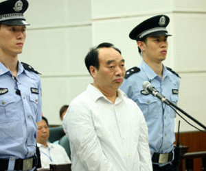 Quan Trung Quốc sa bẫy tình