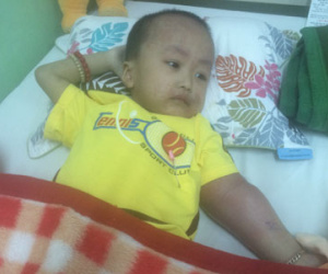 Cậu bé bệnh hiếm đã không thể chờ em trai cứu sống