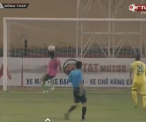 Clip: Pha đá phản lưới nhà hài hước hiếm thấy ở V.League
