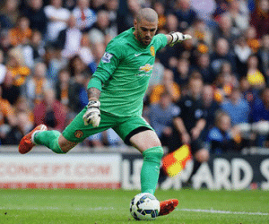 M.U sẽ bán thủ môn Valdes vì cãi lời HLV Van Gaal