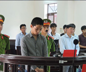 Bị đuổi đánh, nam sinh lớp 11 lấy dao đâm bạn