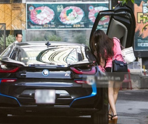 Midu được chồng sắp cưới lái siêu xe bạc tỷ đưa đón