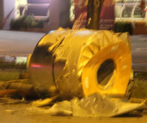 Người dân tăng ga bỏ chạy khi 3 cuộn thép bay xuống đường