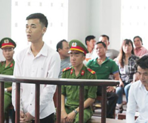 Nhậu say, chạy ngược chiều, đòi "lấy đầu" cảnh sát cơ động