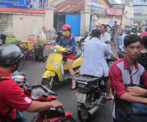 Nhóm thanh niên rượt chém nhau trước cổng trường