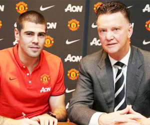 TIẾT LỘ: 13 năm trước, Van Gaal đã "đì" Victor Valdes!