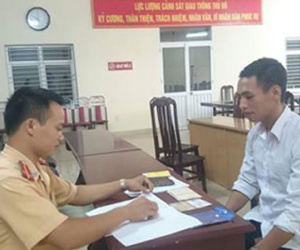 Triệu tập tài xế xe taxi dừng đỗ “bất thường” trên cầu Vĩnh Tuy