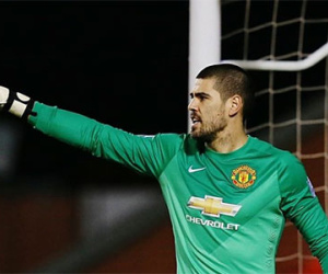 Victor Valdes công khai đối đầu với huấn luyện viên Van Gaal