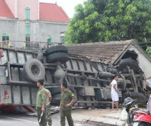 Xe tải đâm sập nhà, 4 người bò ra khỏi đống đổ nát