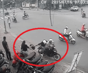 Cô gái bị hai thanh niên giật túi xách ngã chúi xuống đường