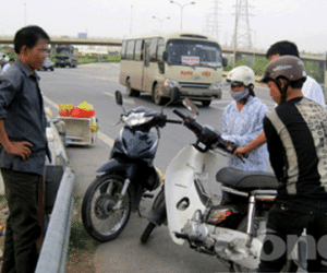 "Nghề lạ đời" kiếm bạc triệu mỗi ngày từ người vi phạm giao thông