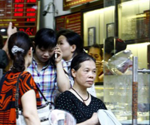 Vàng giảm giá kỷ lục 5 năm qua: Nhộn nhịp bán - mua