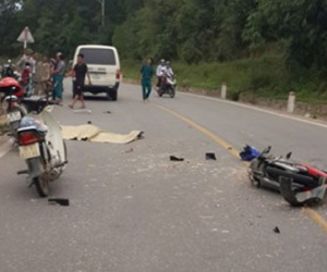 Xe máy "đấu đầu" ô tô, nam thanh niên chết thảm