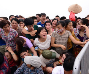 Clip: Xô đẩy, hỗn loạn giành tấm vé xem trận Man City