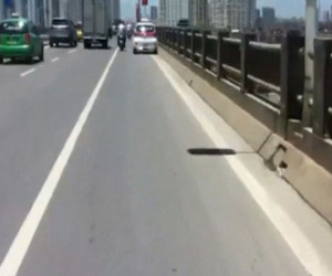 Hà Nội: Xuất hiện thêm clip taxi đỗ trên cầu Vĩnh Tuy