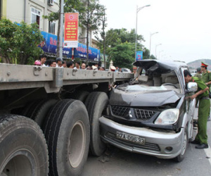 Hiện trường tai nạn khiến ba người chết trên xe 7 chỗ
