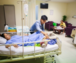 Phan Hiển tận tình chăm sóc Khánh Thi và con trai