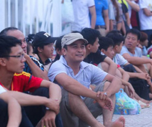 Xếp hàng từ 3h00 sáng đợi mua vé tuyển Việt Nam - Man City