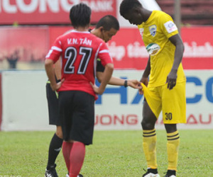 Cầu thủ V-League bị mời khỏi sân vì mặc nội y sai quy định
