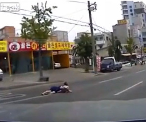 Clip: Người phụ nữ và đứa trẻ rơi khỏi ôtô vì quên chốt cửa