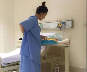 Khánh Thi nén đau đớn đứng dậy để được ôm con vào lòng