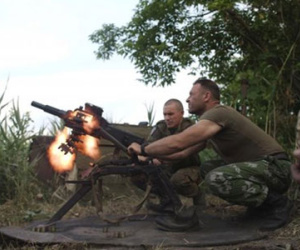 Sai 1 li, Tổng thống Ukraine “đi” giữa 2 làn đạn?