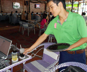 Sinh viên làm bồi bàn: Ám ảnh với cảnh trừ lương