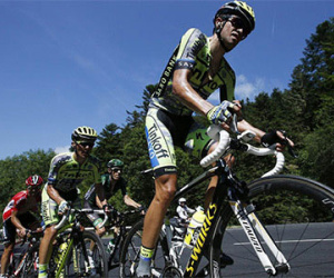 Tay đua bị loại vì "quá giang" ôtô ở Tour de France 2015