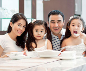 Thân thế giàu có của vợ MC Quyền Linh