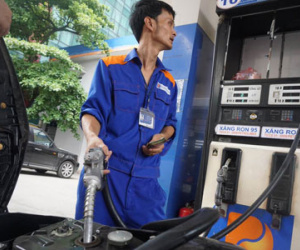 Xăng giảm giá 260 đ/lít từ 15h chiều nay